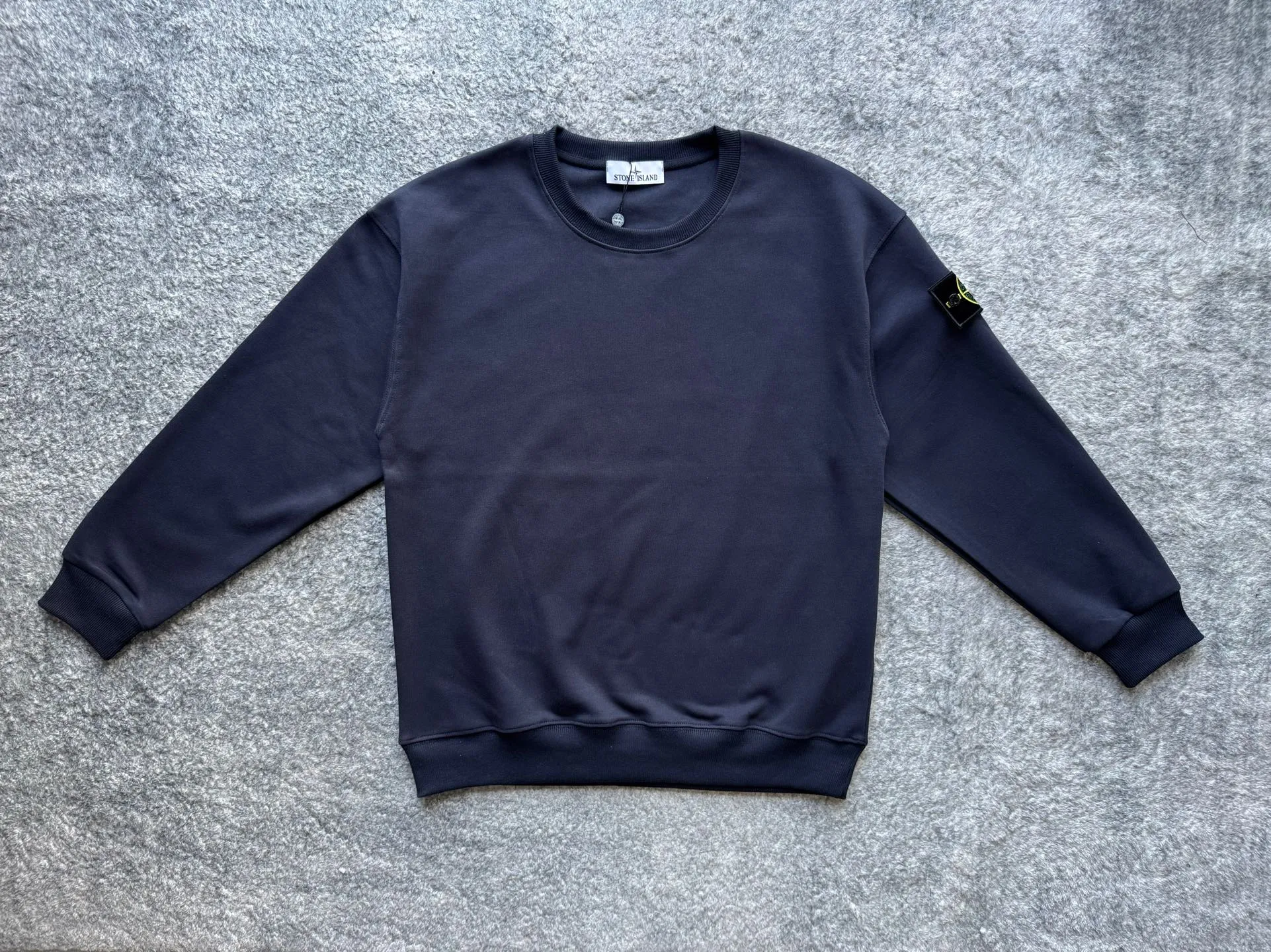 P146 STONE ISLAND Classic badge solid color round neck long-sleeved pullover sweatshirt for men and women 🍂 Sweatshirt season Autumn | Relaxation prologue "Autumn wrapped in a loose sweatshirt, happiness can be so simple" 🎵 Oversize lazy silhouette + warm velvet feel, comfortable to wear at home and out Color: Navy blue Black Gray Size: Length Shoulder width Bust Sleeve length Recommended weight S 69 56 54 54 115-130 M 71 59 57 55 130-155 L 73 62 60 56 155-175 XL 75 65 63 57 175-200
